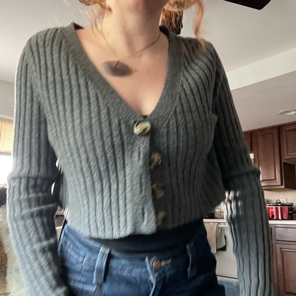 Cropped gray button up cardigan - Picture 5 of 5